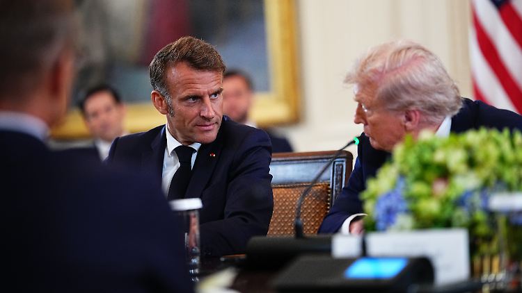Macron im Austausch mit Trump in Washington. 