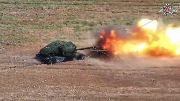 Ein russischer T-80BVM-Panzer feuert auf ukrainische Stellungen an einem ungenannten Ort in der Ukraine. 