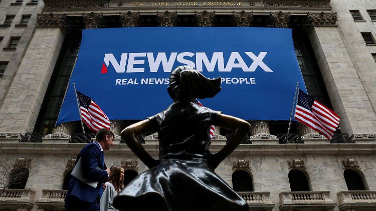 Das Banner von Newsmax prangt an der New Yorker Börse - zum Börsenstart des Unternehmens.