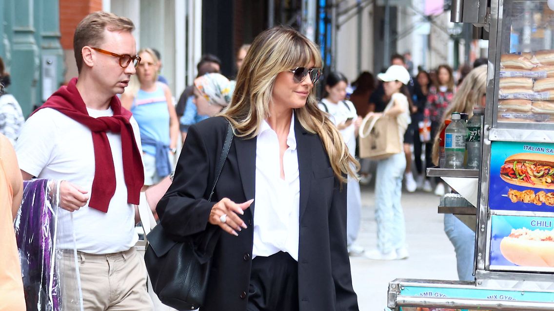 Heidi Klum auf dem Weg zum Set.