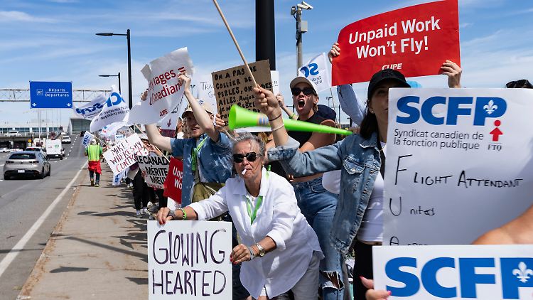 Demonstranten vor dem internationalen Flughafen in Montreal. 