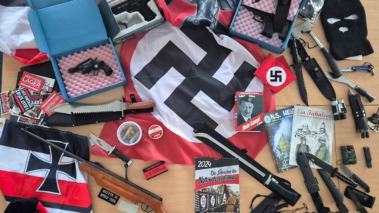 Zahlreiche Waffen und viel Propagandamaterial wurden bei den Durchsuchungen gefunden. 