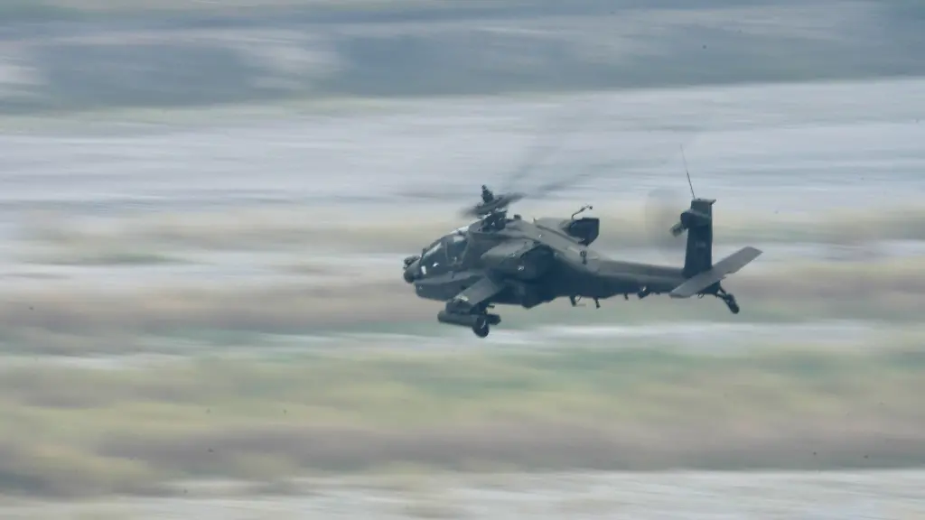 Ein-US-Apache-Hubschrauber-bei-einer-Uebung