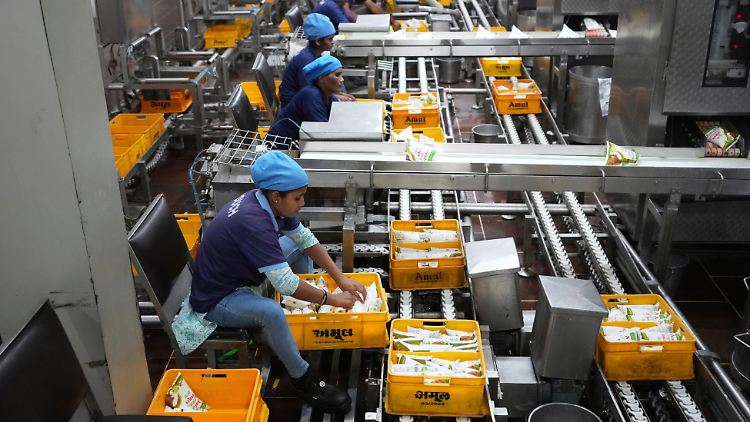 Mitarbeiter arbeiten in der Buttermilch-Verpackungsanlage der Molkerei AmulFed in Gandhinagar. 