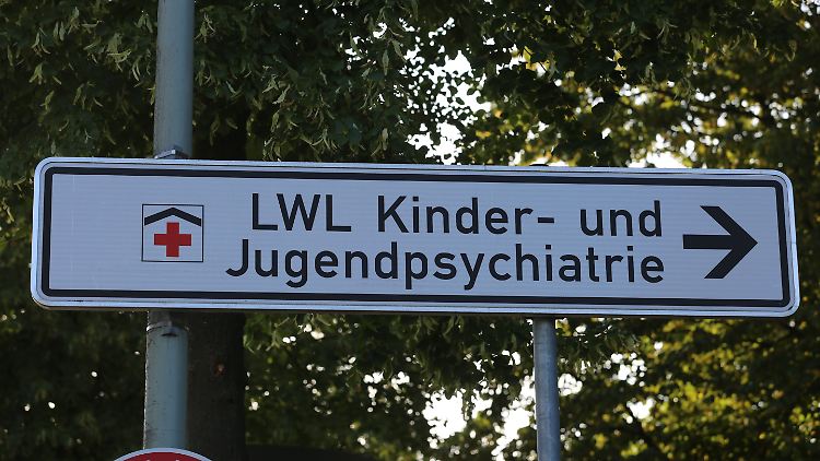 Warum war die Jugendliche für einen Moment unbewacht in der Küche der Einrichtung? Nach dem Angriff auf eine 24-jährige Betreuerin gibt es Kritik.