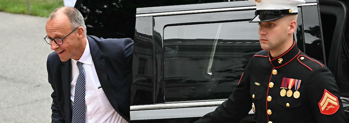 AFP__20250818__69UR6ZQ__v1__HighRes__TrumpMeetsZelenskyAndEuropeanLeadersInWashingto.jpg