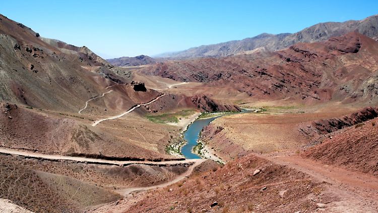 Der Hari entspringt auf afghanischer Seite, fließt in Richtung Westen durch den Iran und versickert in Turkmenistan.