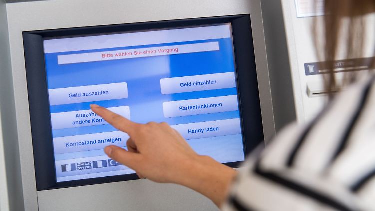 Wie teuer darf das Girokonto sein? Mehr als 700 Angebote von 182 Banken und Sparkassen hat die Stiftung Warentest Finanzen unter die Lupe genommen.
