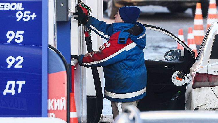 Ein Autofahrer an einer Tankstelle in Krasnogorsk. 