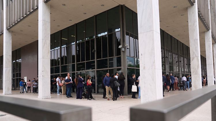 Menschen vor der Behörde für Einwanderung und Einbürgerung (USCIS) in Los Angeles.