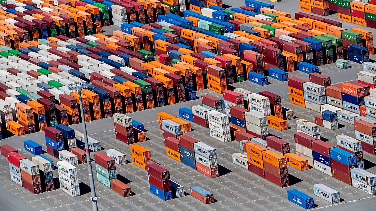 Hohe Unsicherheiten im Zuge des Zollstreits haben auch die Ausfuhren der EU in die USA im Juni deutlich gebremst.