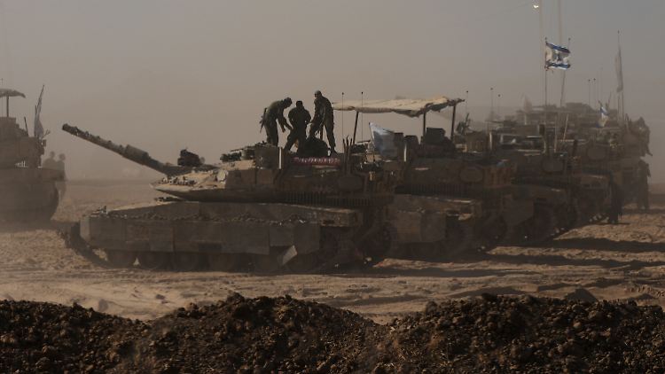 Israelische Panzer an der Grenze zum Gazastreifen. 