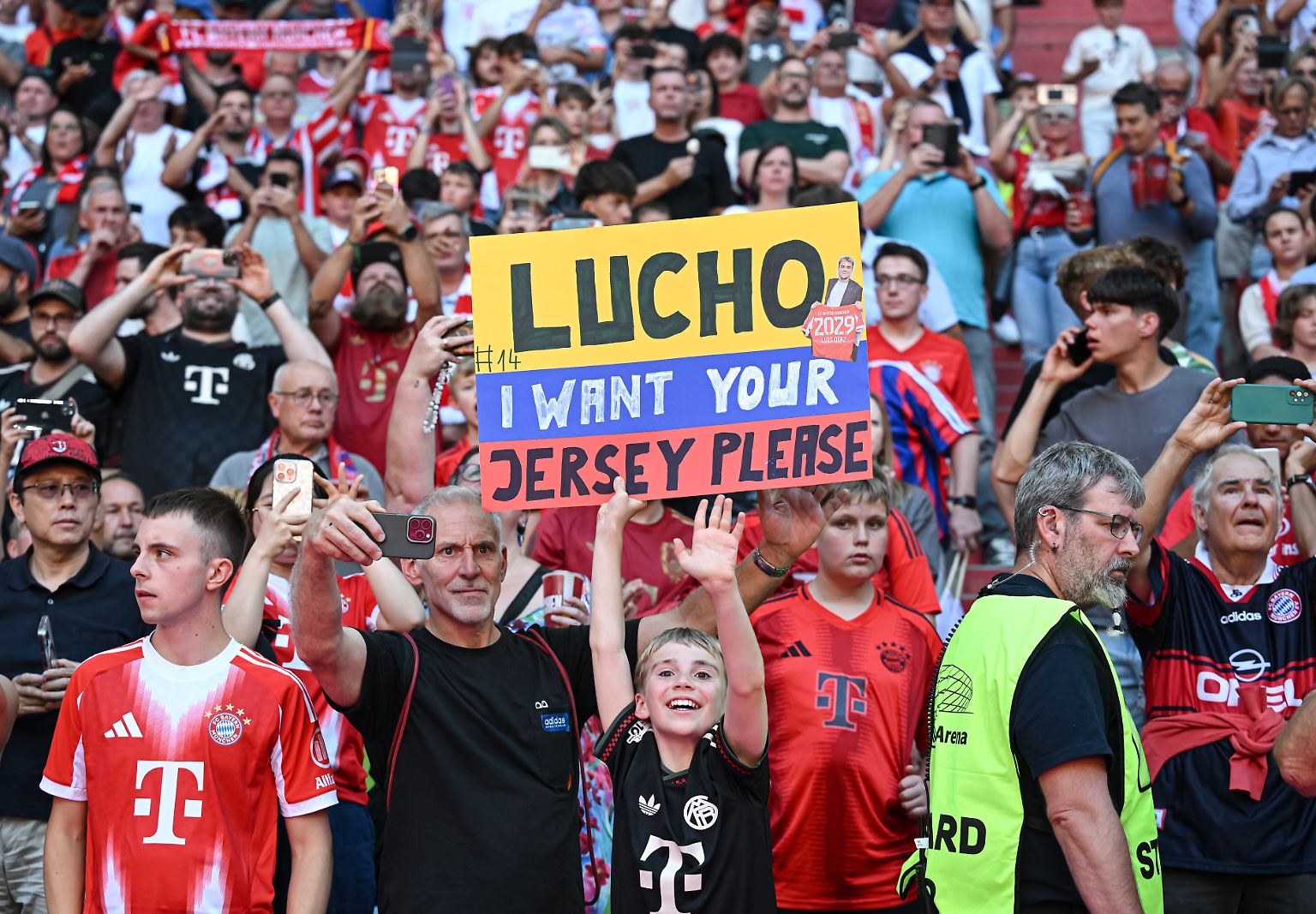 Luis Diaz (FC Bayern, 28 Jahre): Als der Kolumbianer den Fans sein erstes Bayern-Trikot zuwarf, wurde es kurz turbulent auf der Tribüne. Der Linksaußen ist der neue Topstar der Bundesliga ...