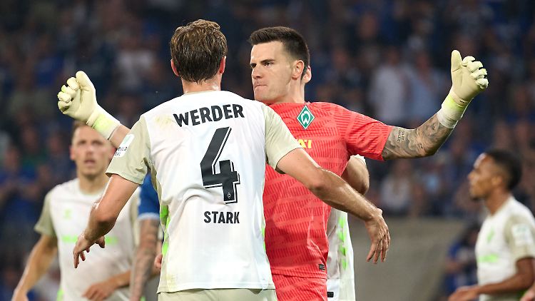 Michael Zetterer wechselt das Trikot - und muss sich dann gegen Werder behaupten.