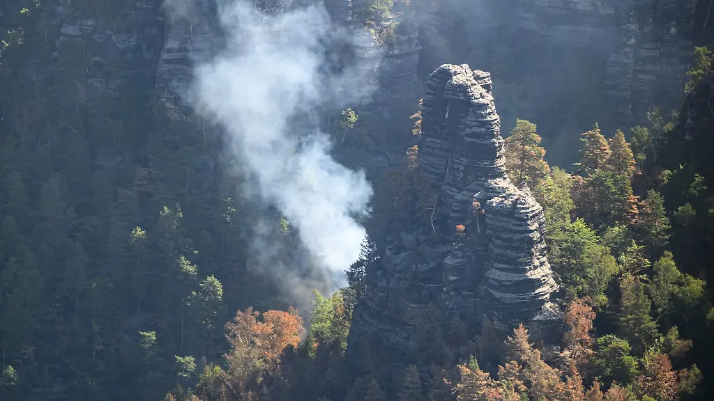 Rauch-steigt-bei-einem-Waldbrand-im-Nationalpark-Saechsische-Schweiz-in-den-Himmel