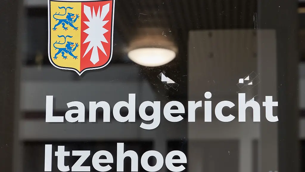 Blick-auf-den-Schriftzug-Landgericht-Itzehoe-an-der-Eingangstuer
