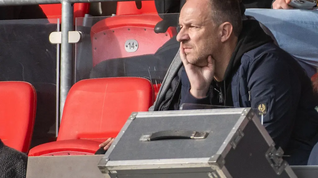 Fuerths-Trainer-Alexander-Zorniger-schaut-sich-auf-der-Tribuene-das-Spiel-an