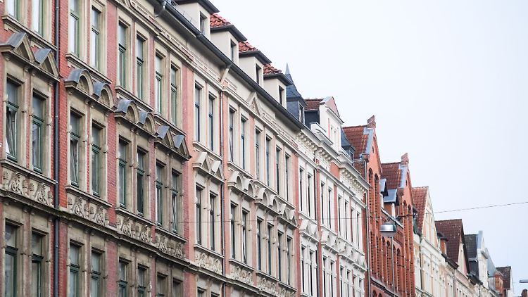 Die Grundsteuer können Eigentümer über die Nebenkostenabrechnung an Mieter weitergeben. Für viele Haushalte wird Wohnen dadurch teurer. (Archivbild)