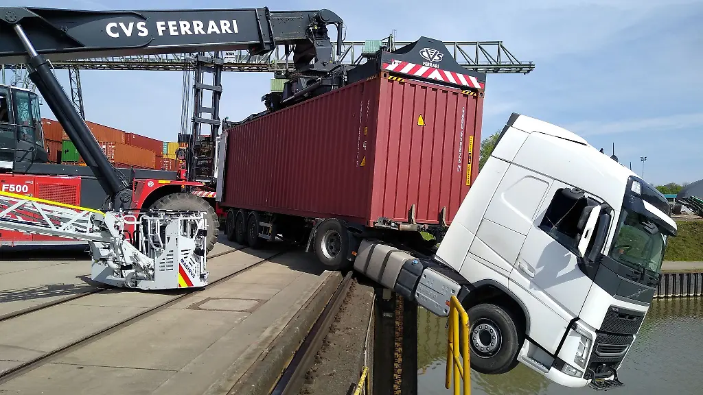 Das-Fahrerhaus-eines-Lkw-ragt-nach-einem-Unfall-ueber-ein-Hafenbecken