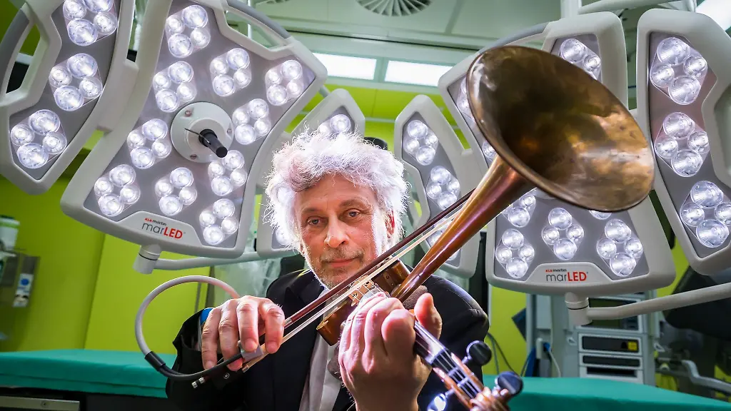 Der-Musiker-Henry-Schneider-spielt-auf-eigenwilligen-Musikinstrumenten-in-einem-Behandlungsraum-am-Nationalen-Centrum-fuer-Tumorerkrankungen-Dresden