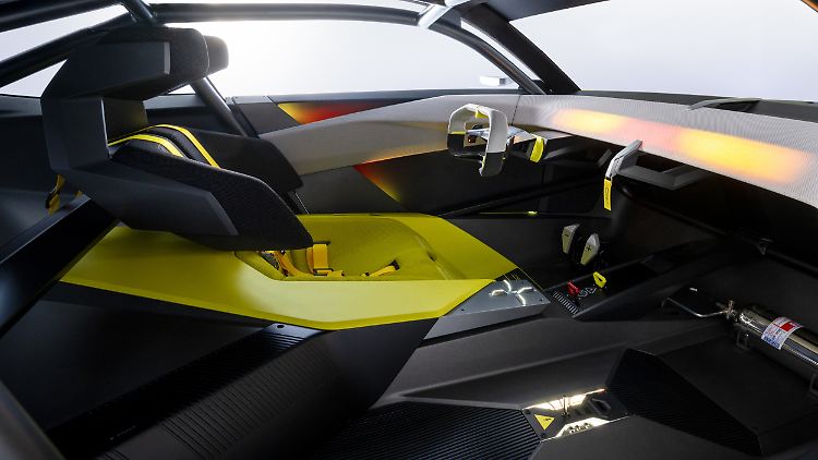 Die auffällig gestylten Sportsitze mit Sechspunktgurten halten sicher, ohne einzuengen.