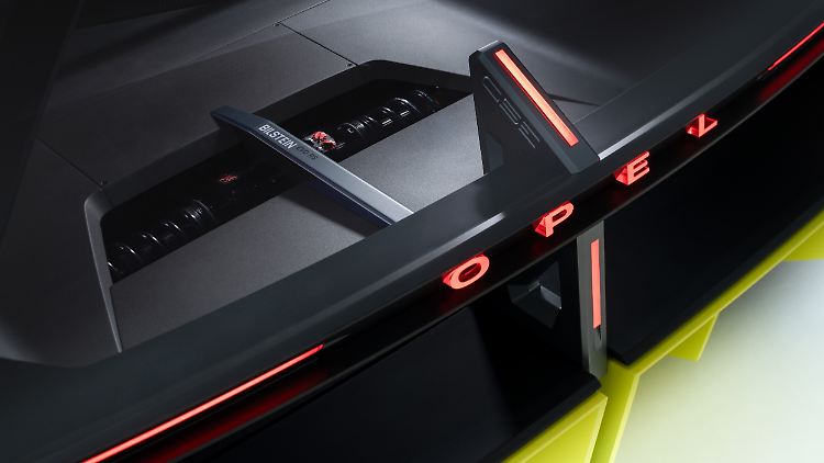 Das Kompass-Motiv findet sich in Kombination mit den breiten LED-Leuchten auch am Heck.