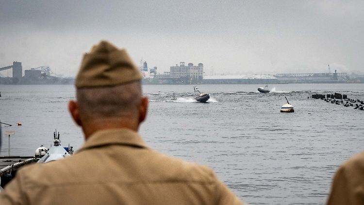 Der Chef der Marineoperationen, Jim Kilby, beobachtet im Juni den Einsatz von Aufklärungsdrohnen auf See.