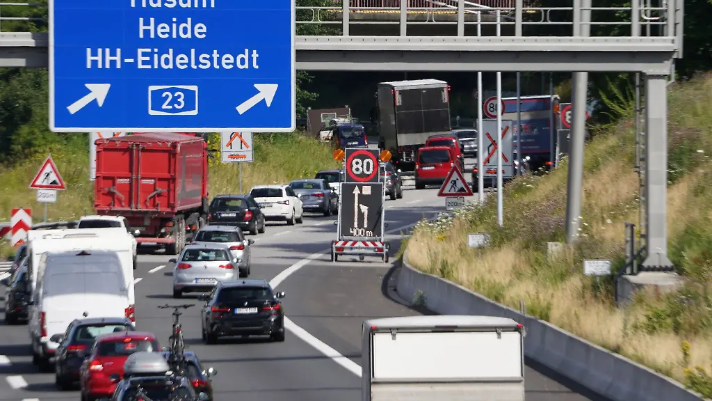 Fahrzeuge-stauen-sich-am-Autobahndreieck-Hamburg-Nordwest-auf-der-Autobahn-A23-in-Richtung-Norden