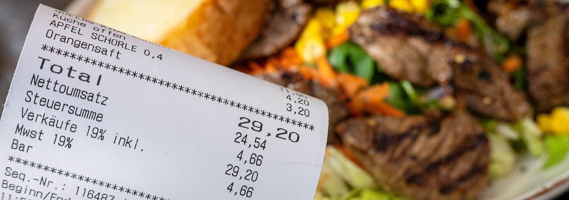Fragt man Gastronomen nach den Umsätzen, ist das Glas immer häufiger halb leer. Im deutschen Gastgewerbe waren im Jahr 2024 rund 1,1 Millionen sozialversicherungspflichtig beschäftigt.