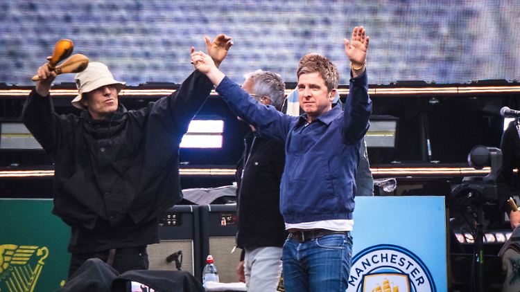 Liam und Noel Gallagher (v.l.) Seite an Seite auf der Bühne.