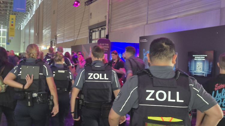 Fast 60 Einsatzkräfte rückten dem Zoll zufolge an.