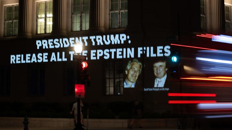 Eine auf ein Haus projezierte Forderung in Washington, D.C.