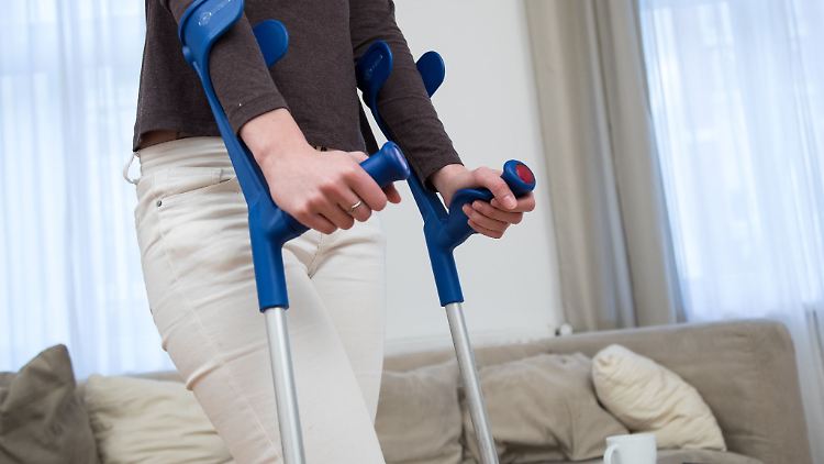 Unfall, OP, Reha: Wer längere Zeit im Job ausfällt, bekommt in der gesetzlichen Versicherung Krankengeld von der Krankenkasse.