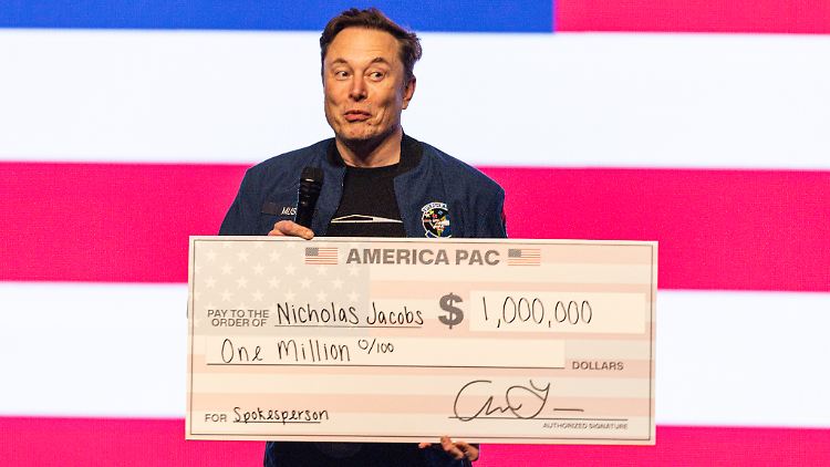 Musk verteilte im Wahlkampf immer wieder Geld an Personen - für verschiedene Zwecke. 