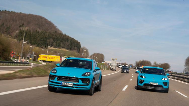 Wie schlagen sie sich im Alltag? Der Porsche Macan als Verbrenner und als E-Auto (v.l.) auf einer Vergleichsfahrt.