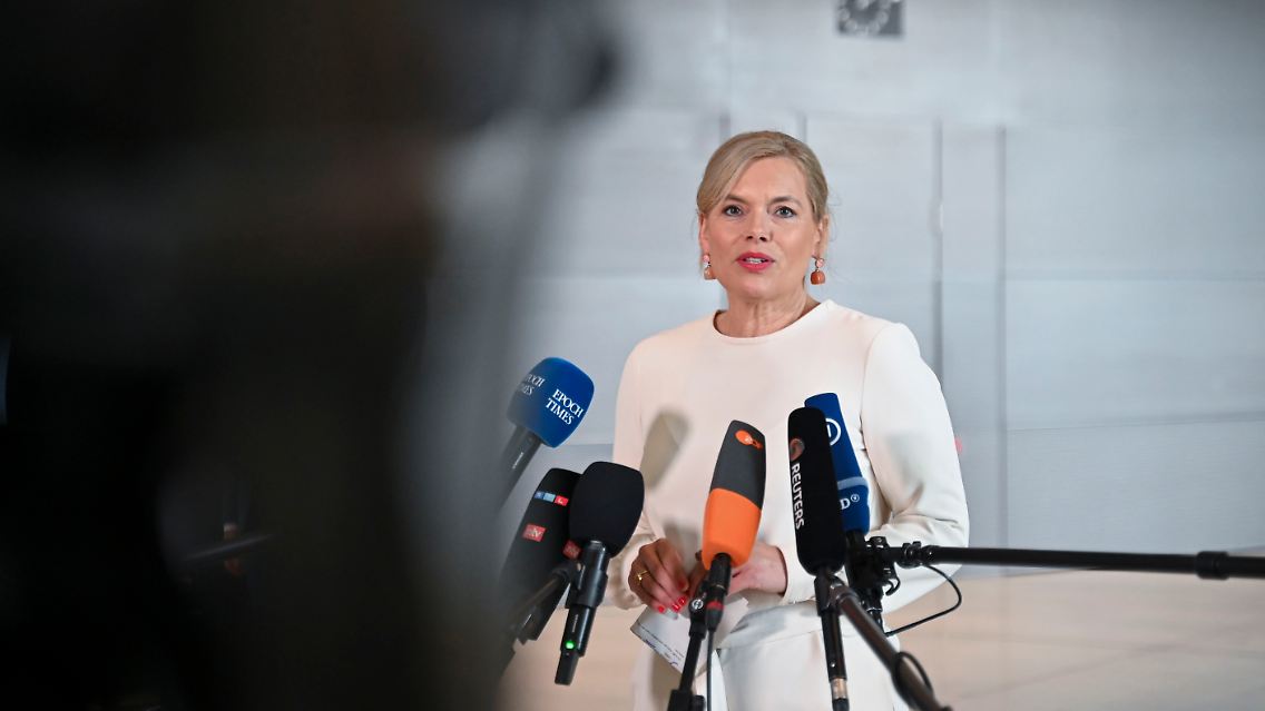 Die Outfits von Julia Klöckner und ...