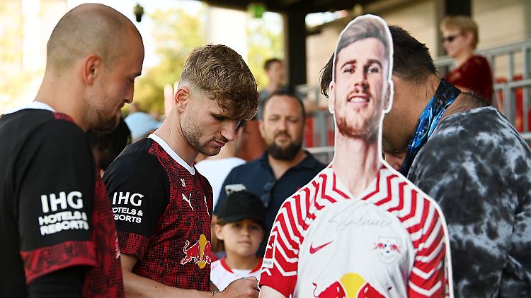 Timo Werner gibt noch Autogramme - spielen darf er nicht.