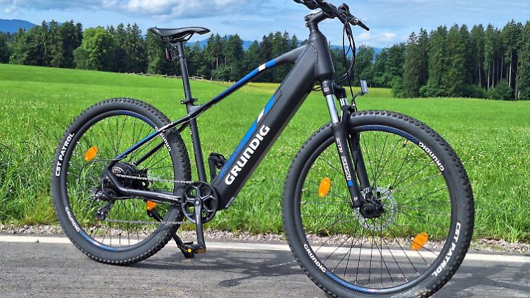 Schnörkellos: Das Pedelec Grundig E275 ist ein Allrounder für Stadt, Land und gelegentliche kleine Offroad-Ausflüge.