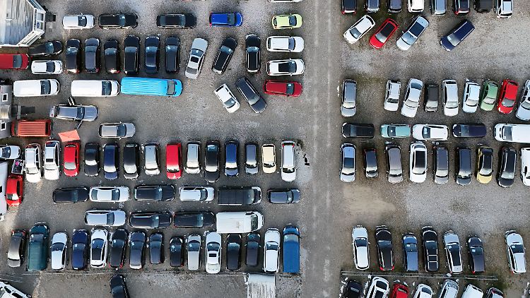 Ein Gebrauchtwagenmarkt in München: Ganz so voll sind die deutschen Straßen noch nicht.