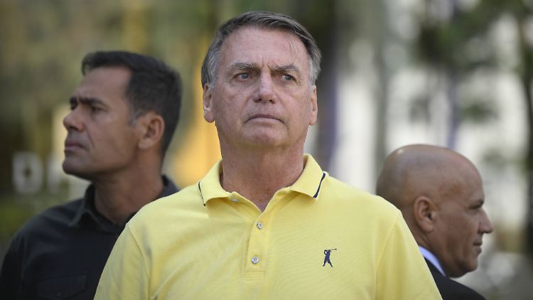 Der ehemalige brasilianische Präsident Jair Bolsonaro verlässt ein Krankenhaus, um in den Hausarrest zurückzukehren.