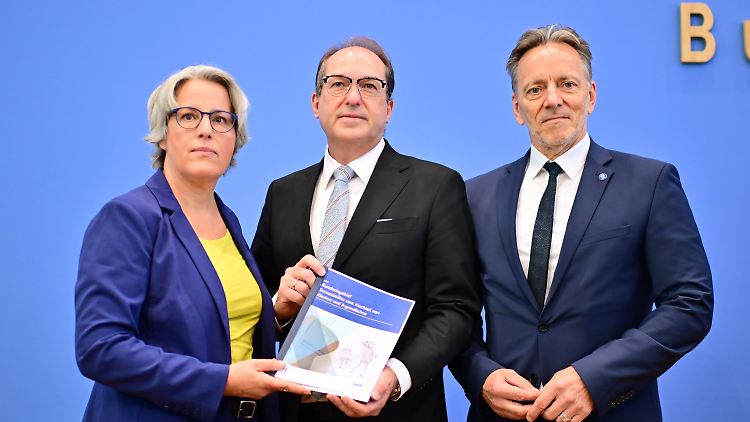 Kerstin Claus, unabhängige Bundesbeauftragte gegen sexuellen Missbrauch von Kindern und Jugendlichen, Bundesinnenminister Alexander Dobrindt und BKA-Präsident Holger Münch stellen Bundeslagebild über sexuellen Missbrauch von Kindern und Jugendlichen im Jahr 2024 vor.