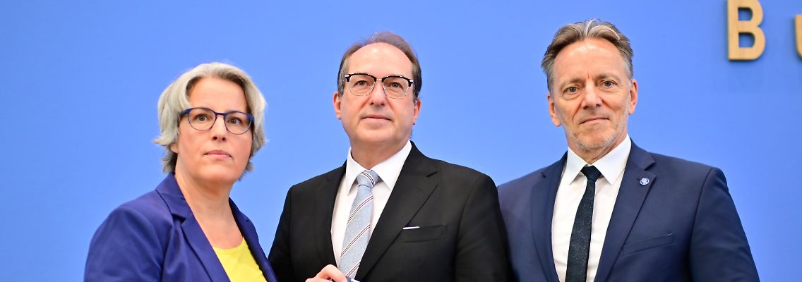 Kerstin Claus, unabhängige Bundesbeauftragte gegen sexuellen Missbrauch von Kindern und Jugendlichen, Bundesinnenminister Alexander Dobrindt und BKA-Präsident Holger Münch stellen Bundeslagebild über sexuellen Missbrauch von Kindern und Jugendlichen im Jahr 2024 vor.