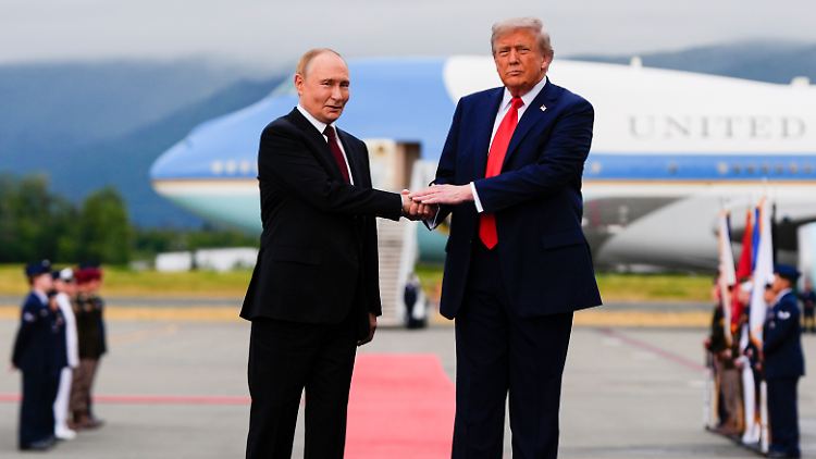 Anders als die Europäer verlangt Trump von Putin keinen Waffenstillstand als Vorbedingung für Verhandlungen über ein Friedensabkommen.
