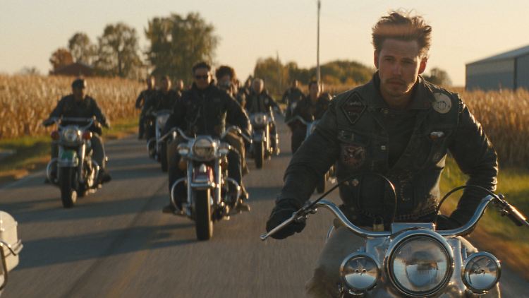Austin Butler weiß jetzt: Motorradfahren ohne Helm kann auch gefährlich für die Augen sein.