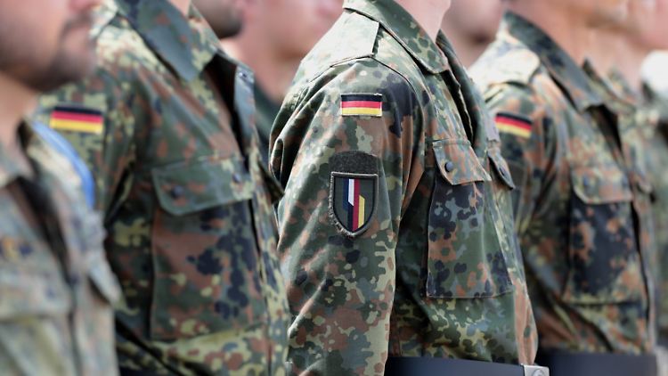 Die Bundeswehr habe ausreichend personelle Kapazitäten, um eine Truppe für die Ukraine bereitzuhalten, sagt der General a.D. Domröse.