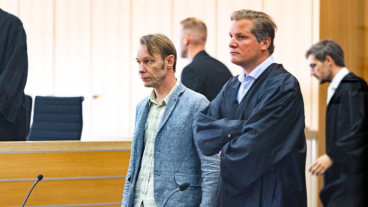 Der Angeklagte Christian B. steht vor Prozessbeginn im Gerichtssaal im Landgericht Braunschweig neben seinem Anwalt Friedrich Fülscher. 