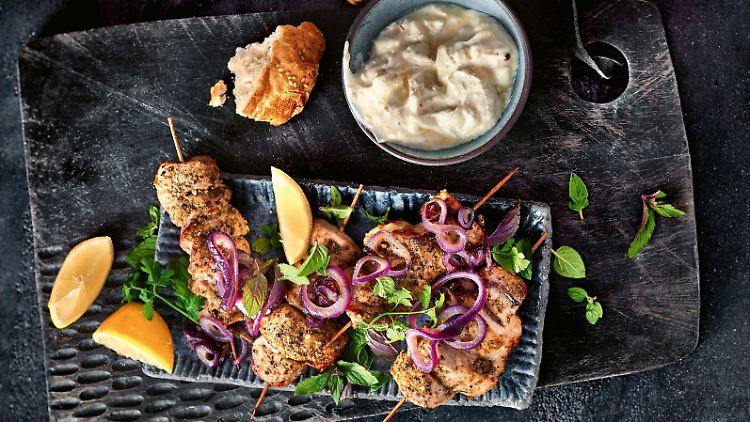 Die Souvlaki-Spieße brauchen zehn Minuter im Airfryer und wecken Erinnerungen an den Griechenland-Urlaub. 