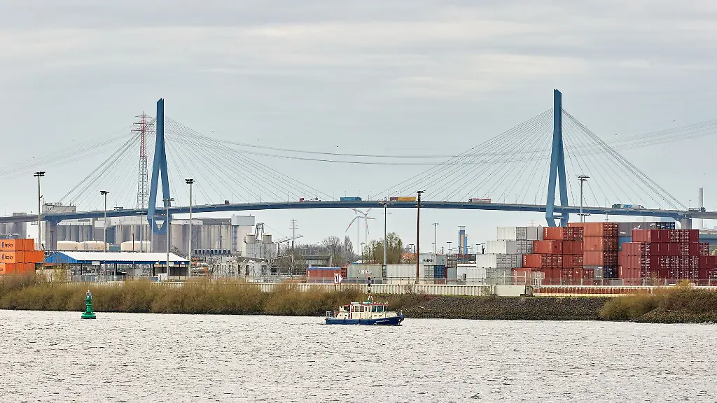 Lastwagen-fahren-ueber-die-Koehlbrandbruecke