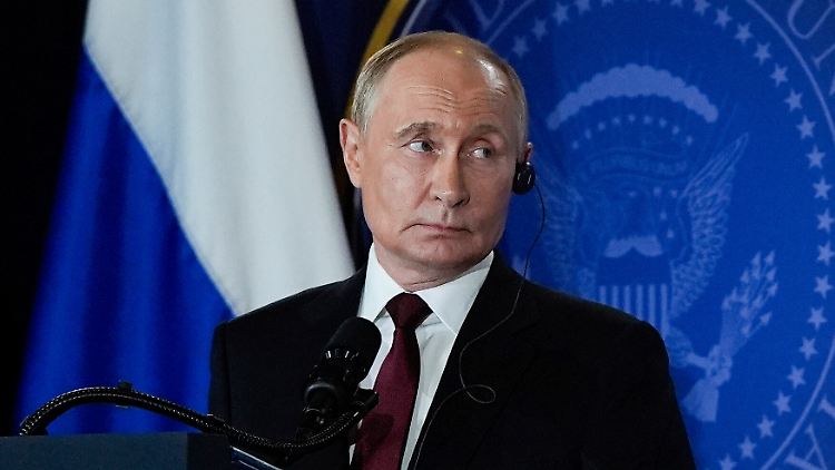 Dass europäische Politiker den Krieg verdammen und zugleich nicht imstande sind, den Finanzfluss nach Moskau mit schlagkräftigen Embargos auszutrocknen, dürfte Putin amüsieren.