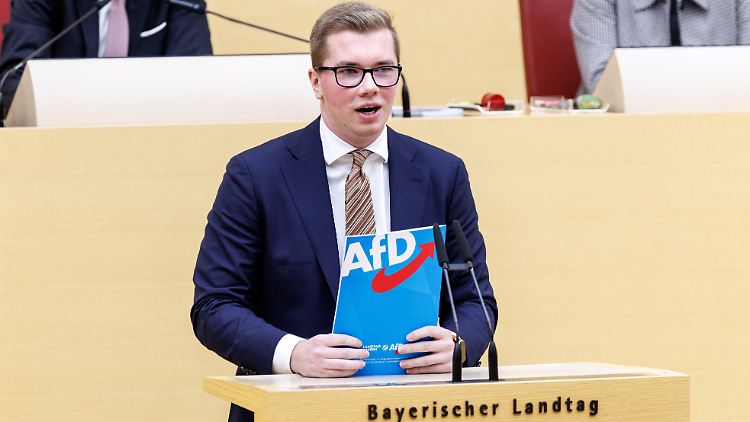 Daniel Halemba: Die Staatsanwaltschaft klagt ihn wegen Volksverhetzung, Geldwäsche, Sachbeschädigung, Nötigung und versuchter Nötigung an.